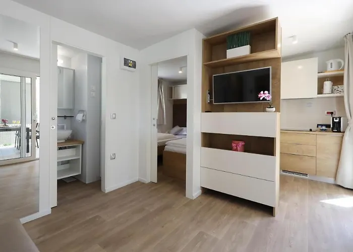 Estrada Mobile Kamp 4*